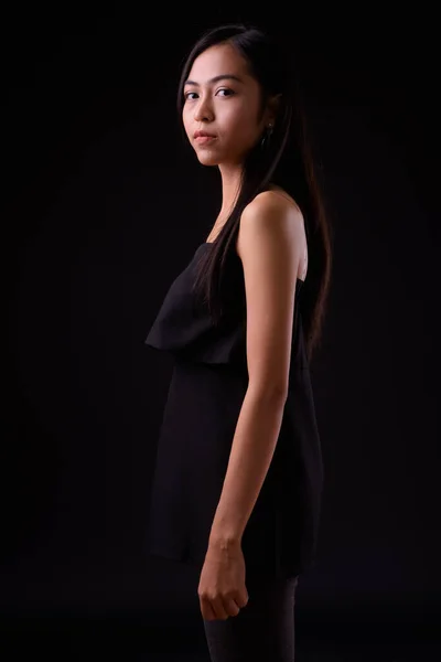 Kameraya bakan genç ve güzel Asyalı kadının profil görüntüsü — Stok fotoğraf
