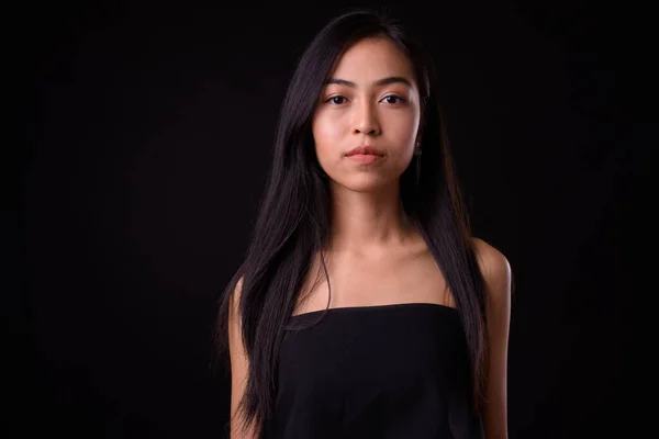 Kameraya bakan genç ve güzel Asyalı kadının yüzü. — Stok fotoğraf