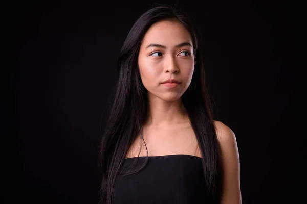 Genç ve güzel Asyalı bir kadının yüzü — Stok fotoğraf