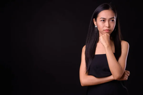 Retrato de joven hermosa mujer asiática pensando — Foto de Stock