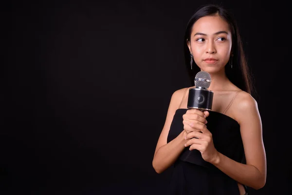 Portré fiatal gyönyörű ázsiai nő segítségével mikrofon — Stock Fotó