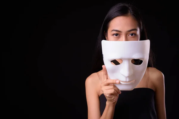 Volto di giovane bella donna asiatica con maschera — Foto Stock