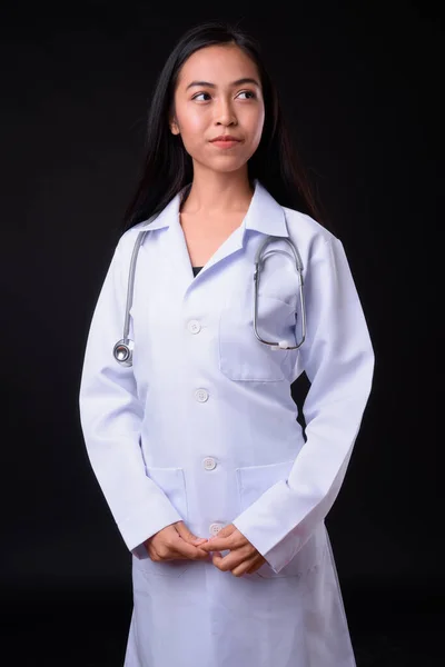 Portrait de jeune belle asiatique femme médecin pensée — Photo