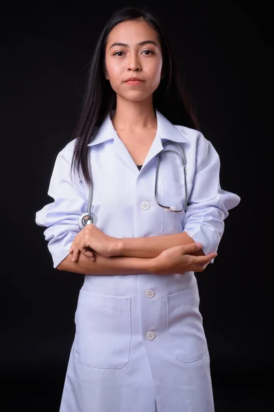 Retrato de joven hermosa mujer asiática médico con los brazos cruzados —  Fotos de Stock