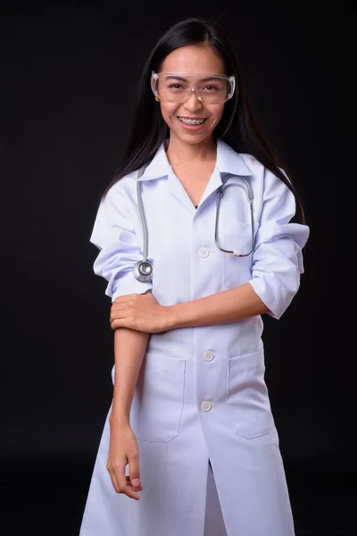 Retrato de feliz jovem ásia mulher médico como cientista sorrindo — Fotografia de Stock