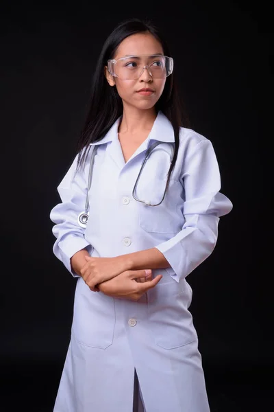 Retrato de jovem bela mulher asiática médico como cientista pensando — Fotografia de Stock