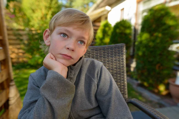 Portret Młodego Przystojnego Chłopca Blond Włosami Ogrodzie Ogródkowym Domu — Zdjęcie stockowe