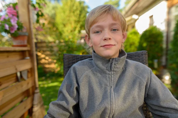 Portrét Mladého Pohledného Chlapce Blond Vlasy Dvorku Zahrady Doma — Stock fotografie