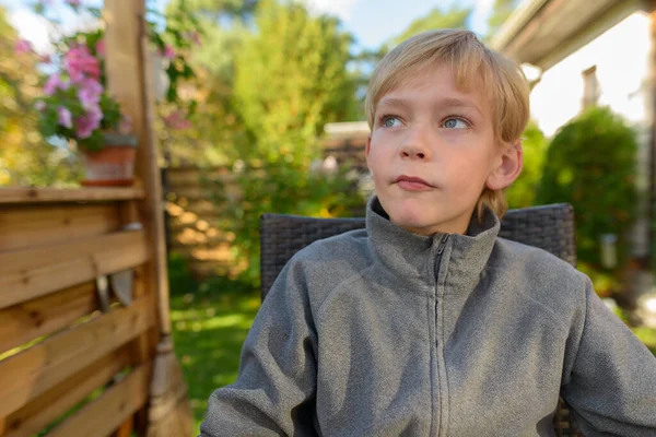 Portret Młodego Przystojnego Chłopca Blond Włosami Ogrodzie Ogródkowym Domu — Zdjęcie stockowe