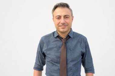 Gülümseyen olgun yakışıklı iş adamının portresi.