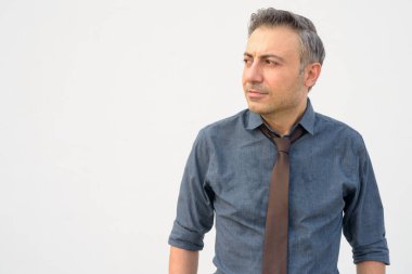 Olgun, yakışıklı iş adamının portresi. Düşünüyor ve başka tarafa bakıyor.