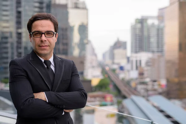 Hombre de negocios persa guapo contra la vista de la ciudad — Foto de Stock