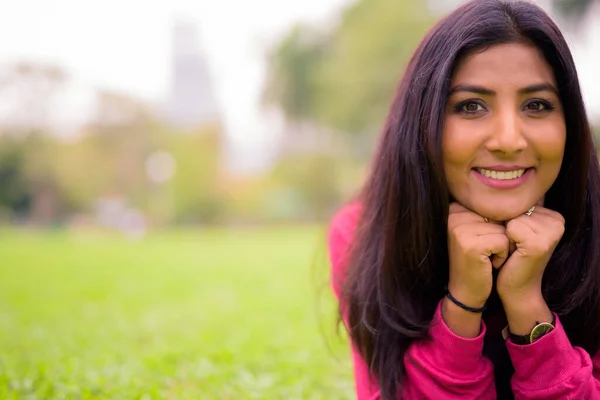 Portrait Young Beautiful Persian Woman Relaxing Park — Stok fotoğraf