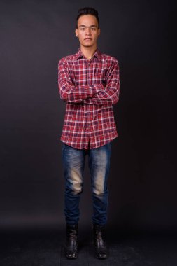 Genç, yakışıklı Hintli hippinin, siyah arka planda çekilmiş bir fotoğrafı.