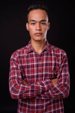Genç, yakışıklı Hintli hippinin, siyah arka planda çekilmiş bir fotoğrafı.