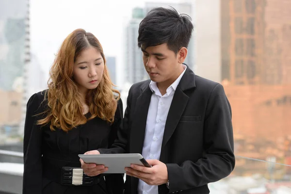 Retrato Joven Empresario Asiático Joven Empresaria Asiática Juntos Ciudad Aire — Foto de Stock