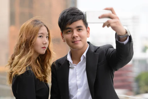 Retrato Joven Empresario Asiático Joven Empresaria Asiática Juntos Ciudad Aire — Foto de Stock