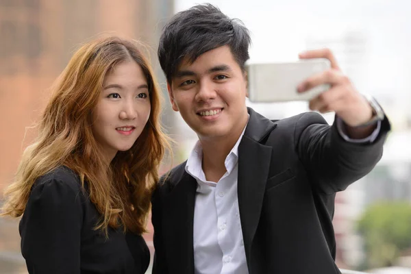 Retrato Joven Empresario Asiático Joven Empresaria Asiática Juntos Ciudad Aire — Foto de Stock