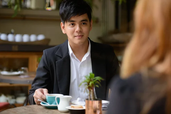 Retrato Joven Empresario Asiático Una Joven Empresaria Asiática Juntos Relajándose — Foto de Stock