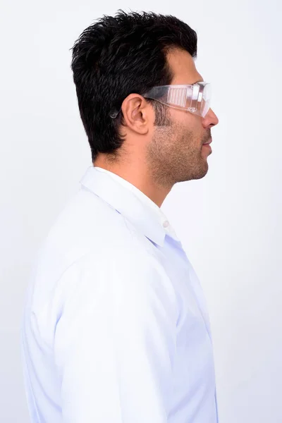 スタジオショットのハンサムなトルコ人男性医師身に着けている白い背景に対する保護メガネ — ストック写真