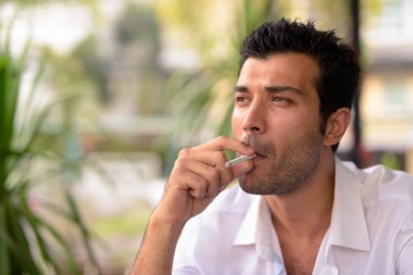 Bangkok yakınlarındaki bir kafede dinlenen yakışıklı Türk 'ün portresi.