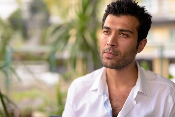 Retrato Del Hombre Turco Guapo Relajándose Cafetería Alrededor Ciudad Bangkok — Foto de Stock