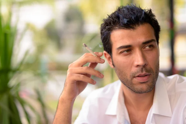 Retrato Del Hombre Turco Guapo Relajándose Cafetería Alrededor Ciudad Bangkok — Foto de Stock