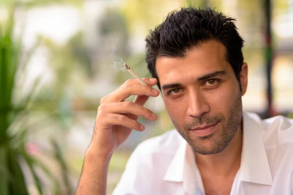 Retrato Del Hombre Turco Guapo Relajándose Cafetería Alrededor Ciudad Bangkok — Foto de Stock