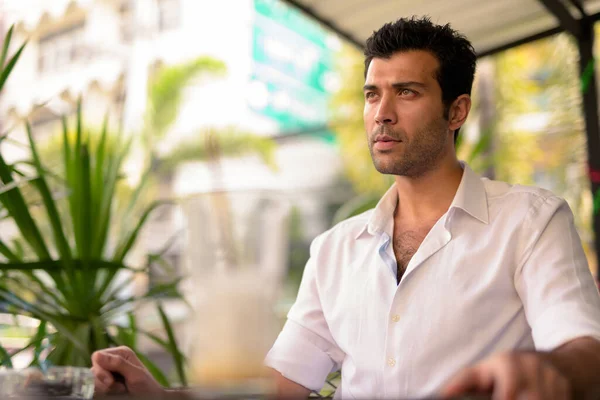 Retrato Del Hombre Turco Guapo Relajándose Cafetería Alrededor Ciudad Bangkok — Foto de Stock