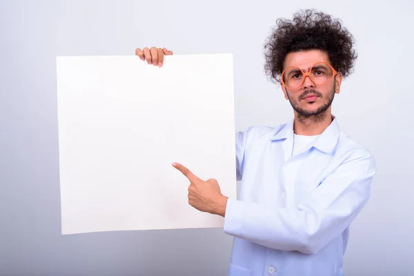 Estúdio Tiro Homem Turco Bonito Médico Com Cabelo Encaracolado Contra — Fotografia de Stock