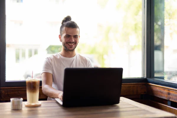 Retrato Hombre Turco Guapo Con Pelo Rizado Relajante Cafetería — Foto de Stock