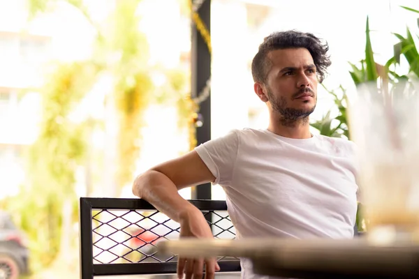 Retrato Hombre Turco Guapo Con Pelo Rizado Relajante Cafetería — Foto de Stock