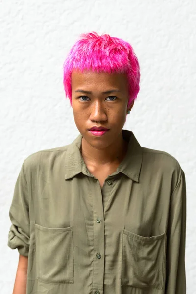 Retrato Jovem Rebelde Mulher Asiática Com Cabelo Rosa Contra Fundo — Fotografia de Stock