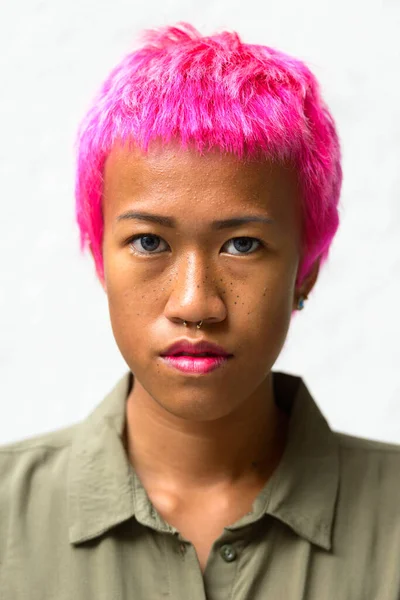 Portrait Jeune Femme Asiatique Rebelle Aux Cheveux Roses Sur Fond — Photo