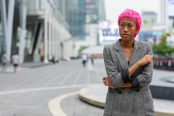 Portrét Mladé Vzpurné Asijské Podnikatelky Růžovými Vlasy Ulicích Města Venku — Stock fotografie