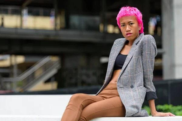 街中でピンクの髪をした若い反抗的なアジアの実業家の肖像画屋外 — ストック写真