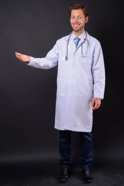 Estúdio Tiro Homem Barbudo Bonito Médico Contra Fundo Preto — Fotografia de Stock