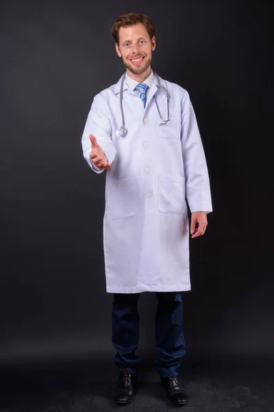 Studioaufnahme Eines Gutaussehenden Bärtigen Arztes Vor Schwarzem Hintergrund — Stockfoto