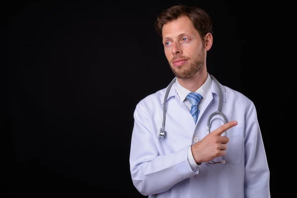 Estúdio Tiro Homem Barbudo Bonito Médico Contra Fundo Preto — Fotografia de Stock