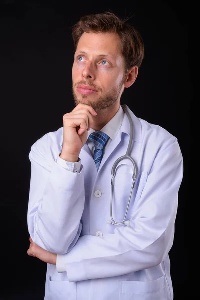 Студійний Знімок Красивого Бородатого Лікаря Чорному Тлі — стокове фото