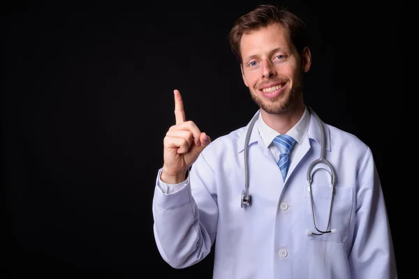 Estúdio Tiro Homem Barbudo Bonito Médico Contra Fundo Preto — Fotografia de Stock