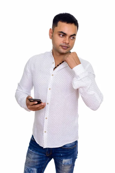 スタジオショットの若いハンサムなインドのビジネスマンの白い背景に対して隔離された — ストック写真