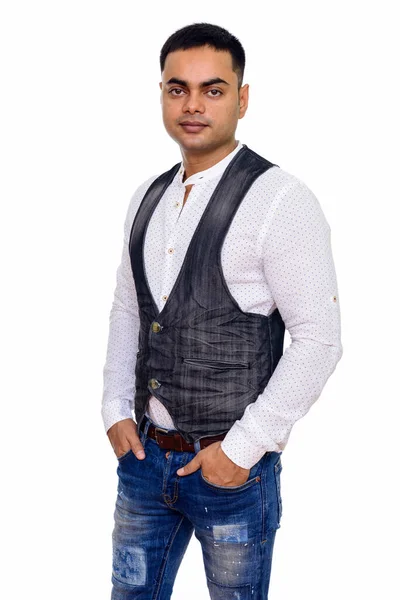 スタジオショットの若いハンサムなインドのビジネスマンの白い背景に対して隔離された — ストック写真
