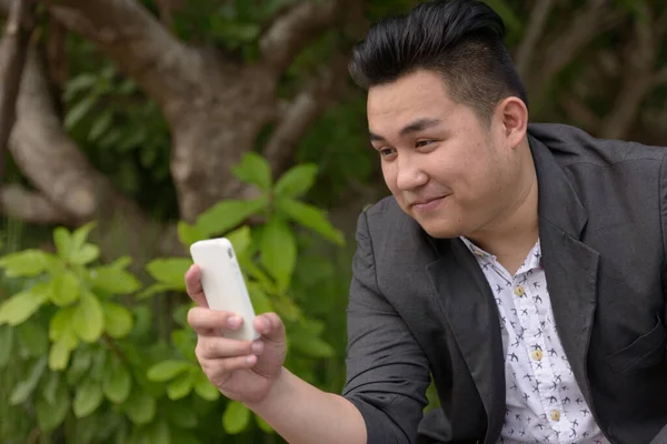 Portrait Young Handsome Overweight Filipino Businessman Suit Relaxing Park Outdoors — Fotografia de Stock