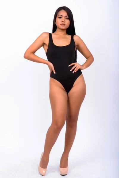 Estúdio Tiro Jovem Mulher Asiática Vestindo Swimwear Contra Fundo Branco — Fotografia de Stock