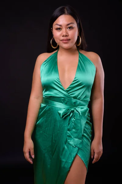Studio Shot Van Mooie Overgewicht Aziatische Vrouw Tegen Zwarte Achtergrond — Stockfoto