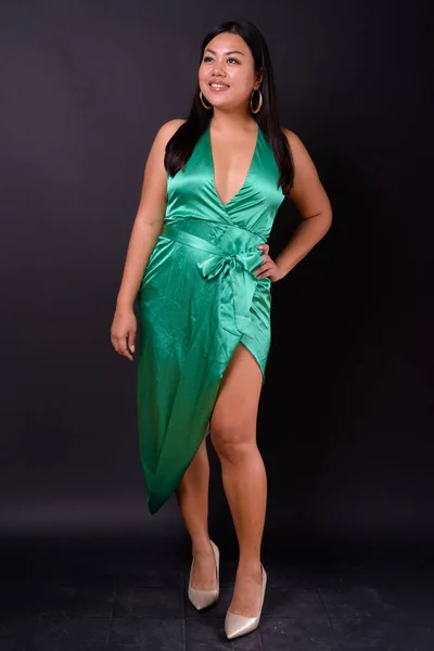 Studio Shot Van Mooie Overgewicht Aziatische Vrouw Tegen Zwarte Achtergrond — Stockfoto