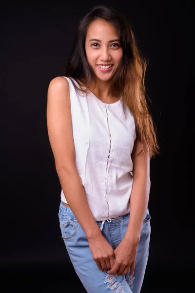 Studio Skott Unga Vackra Filippinska Kvinna Mot Svart Bakgrund — Stockfoto