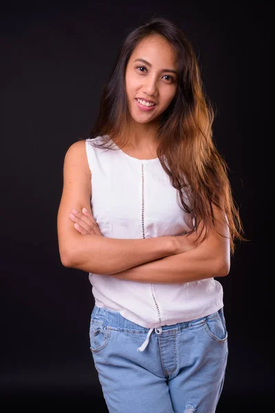 Estudio Joven Hermosa Mujer Filipina Sobre Fondo Negro —  Fotos de Stock