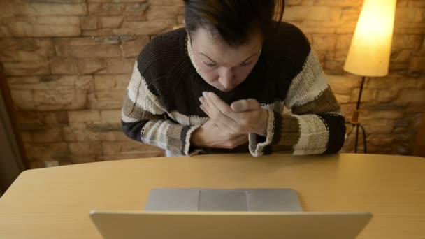 Rädd ung man ser livrädd ut när du använder laptop hemma — Stockvideo